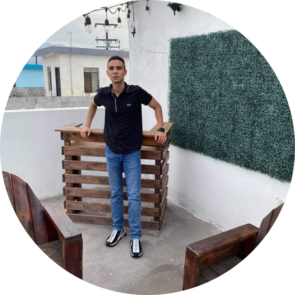 AlexanderHerrera - Estudiante de la academia de inglés “Let’s English School” .