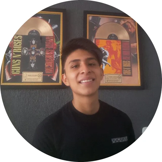 Axel Gomez - Estudiante de la academia de inglés “Let’s English School” .