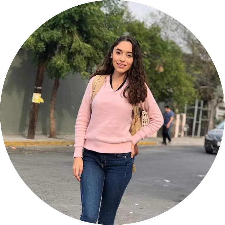 Mónica Reyna - Estudiante de la academia de inglés “Let’s English School” .